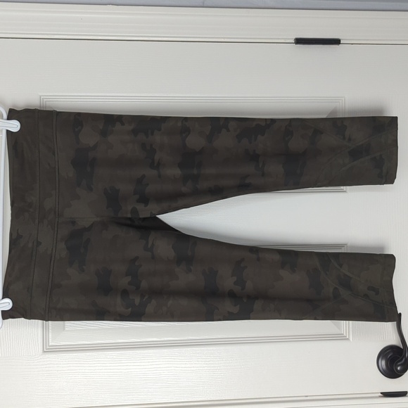 lululemon athletica Cropped Green Camouflage Leggings - Picture 6 of 7